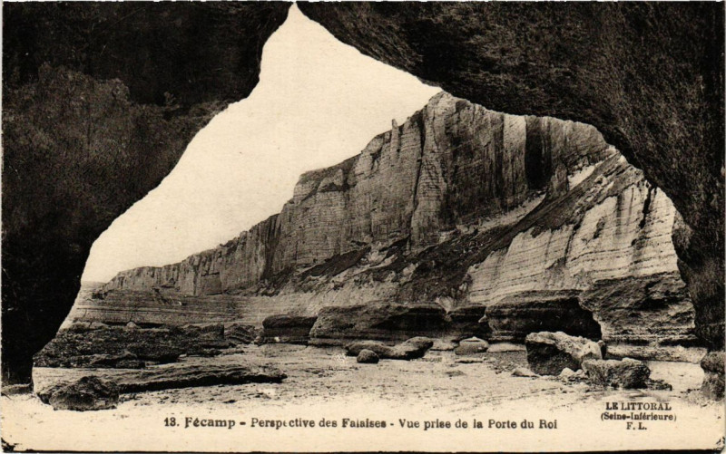 Carte postale ancienne Fecamp-Perspective des Falaises-Vue prise de la Porte du Roi à Fécamp