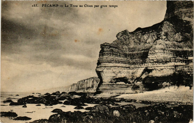 Carte postale ancienne Fecamp-Le Trou au Chien par gros temps à Fécamp