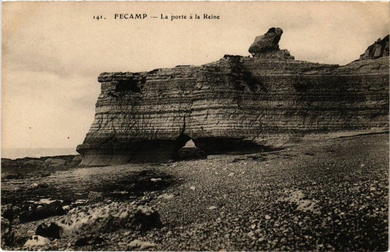 Carte postale ancienne Fecamp-La porte a la Reine à Fécamp