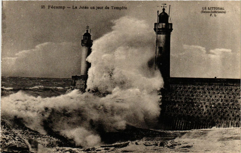 Carte postale ancienne Fecamp-La Jetée un jour de Tempete à Fécamp