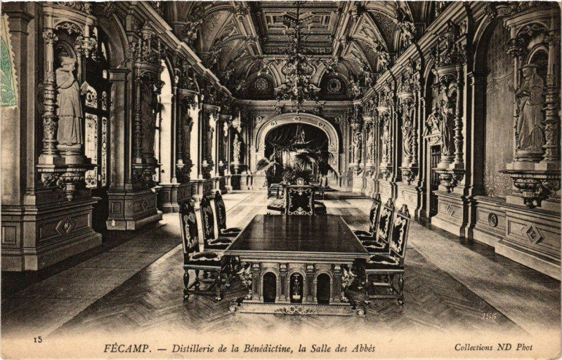 Carte postale ancienne Fecamp-Distillerie de la Benedictine la Salle des Abbes à Fécamp