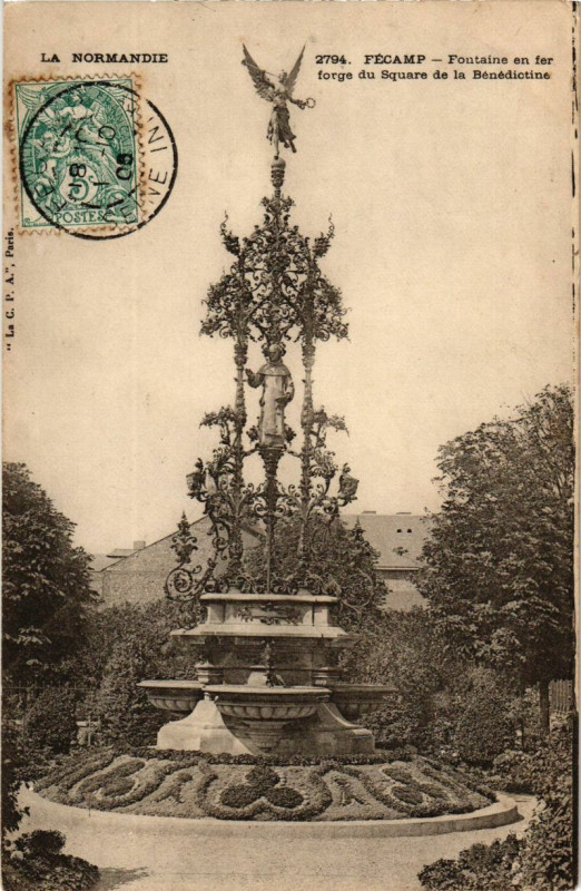 Carte postale ancienne Fecamp-Fontaine en fer forge du Square de la Benedictine à Fécamp