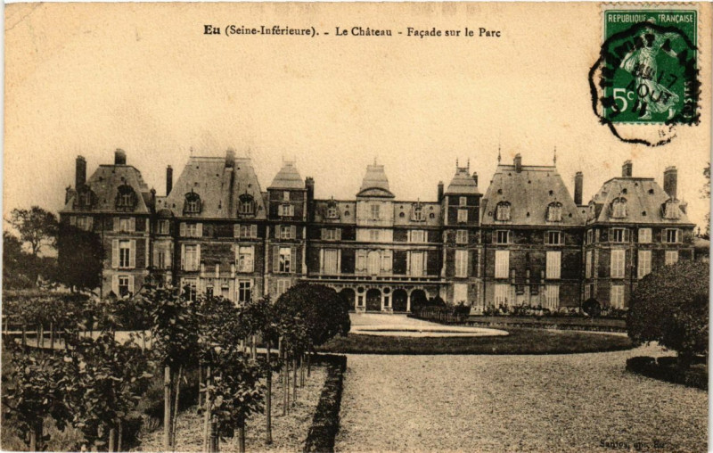 Carte postale ancienne Eu - Le Chateau-Facade sur le Parc à Eu
