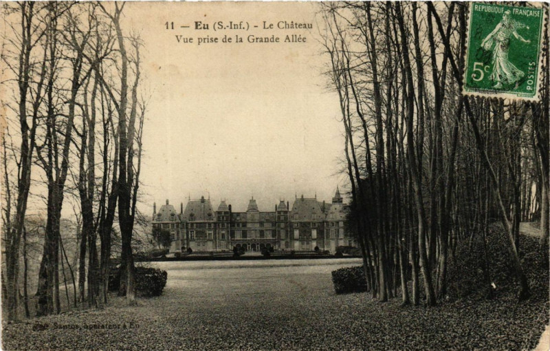 Carte postale ancienne Eu - Le Chateau-Vue prise de la Grande Allée à Eu