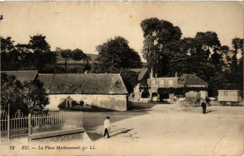 Carte postale ancienne Eu - La Place Mathomesnil à Eu