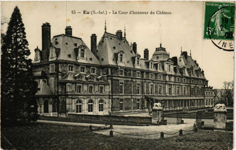 Carte postale ancienne Eu - La Cour d'honneur du Chateau à Eu