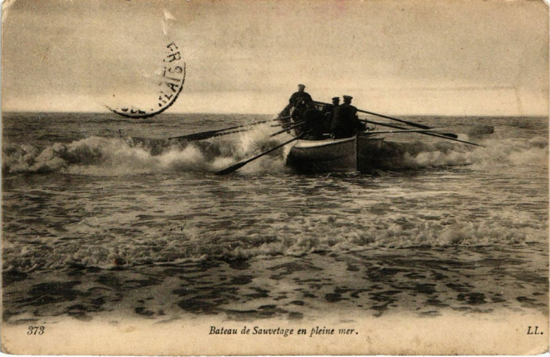 Carte postale ancienne Bateau de Sauvetage en pleine mer