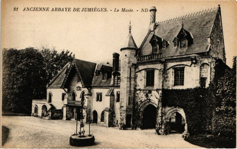 Carte postale ancienne Ancienne Abbaye de Jumieges-Le Musée