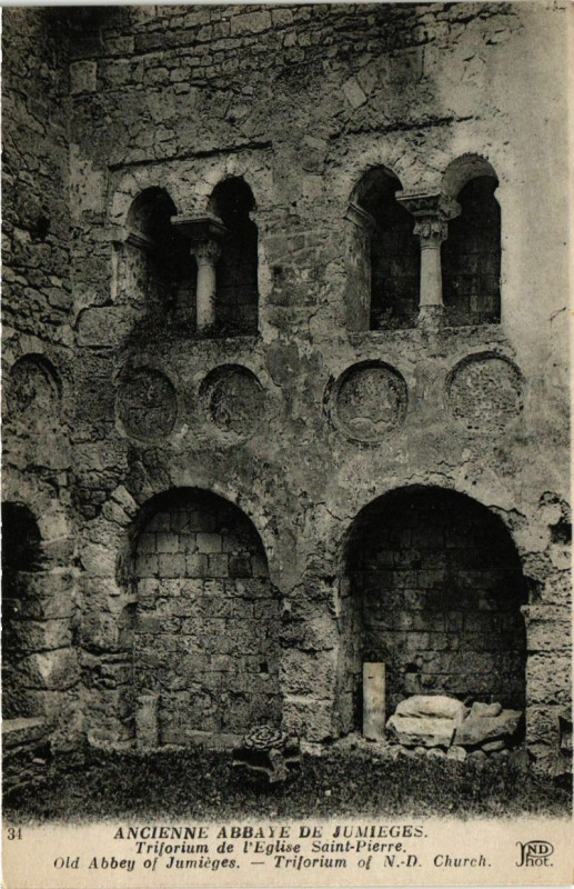 Carte postale ancienne Ancienne Abbaye de Jumieges-Triforium de l'Eglise Saint-Pierre