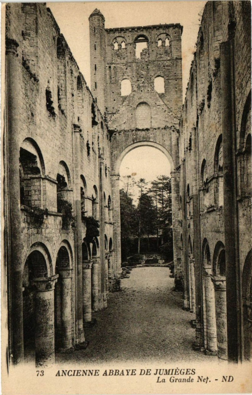 Carte postale ancienne Ancienne Abbaye de Jumieges-La Grand Nef