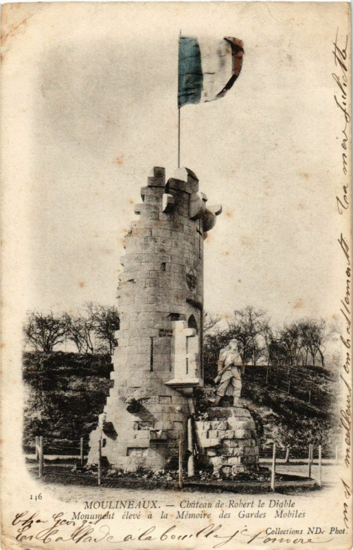 Carte postale ancienne Moulineaux - Le Monument des Soldats et Ruines du Chateau à Moulineaux