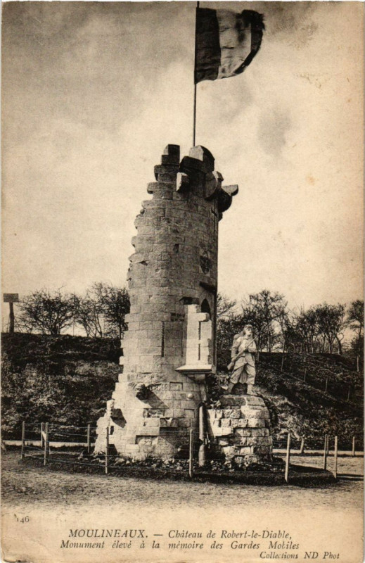 Carte postale ancienne Moulineaux - Le Monument des Soldats et Ruines du Chateau à Moulineaux
