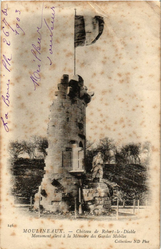 Carte postale ancienne Moulineaux - Le Monument des Soldats et Ruines du Chateau à Moulineaux