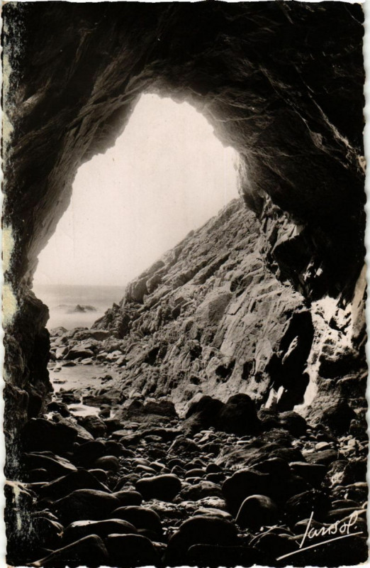 Carte postale ancienne La Grande Cote - La Grotte des Korrigans