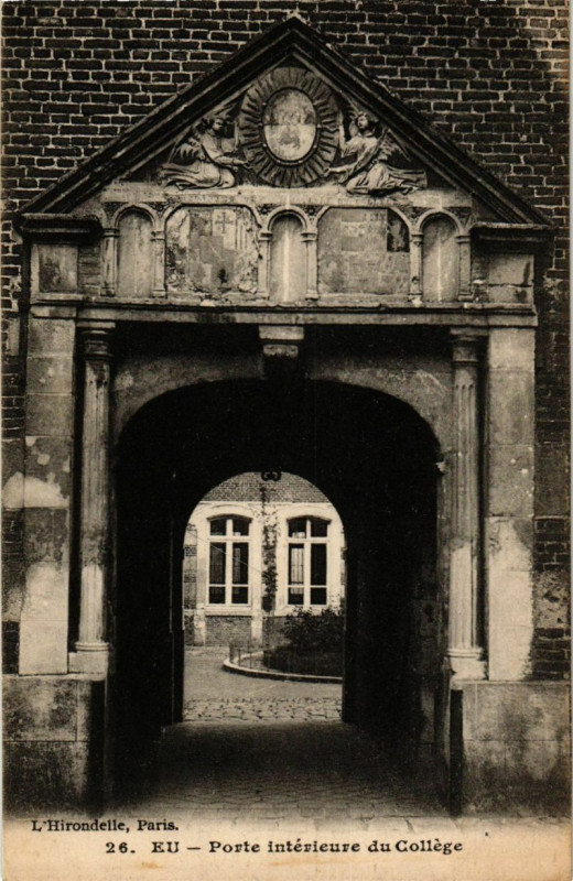 Carte postale ancienne Eu - Porte interieure du College à Eu