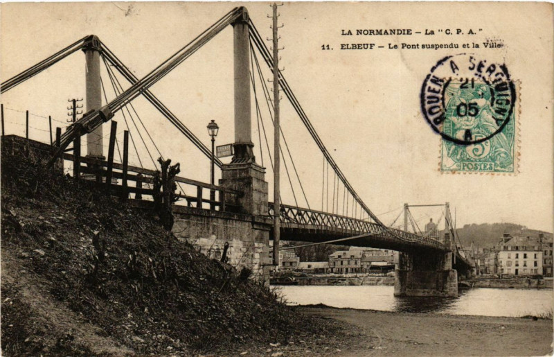 Carte postale ancienne Elbeuf - Le Pont suspendu et la Ville à Elbeuf