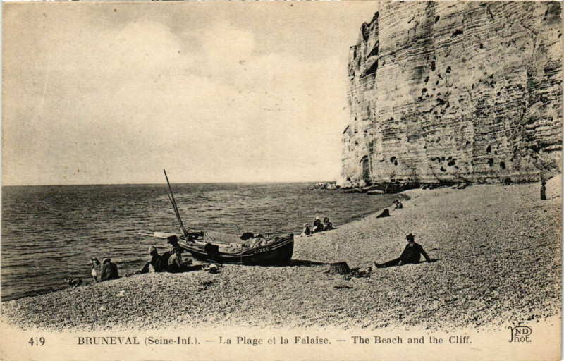 Carte postale ancienne Bruneval - La Plage et la Falaise
