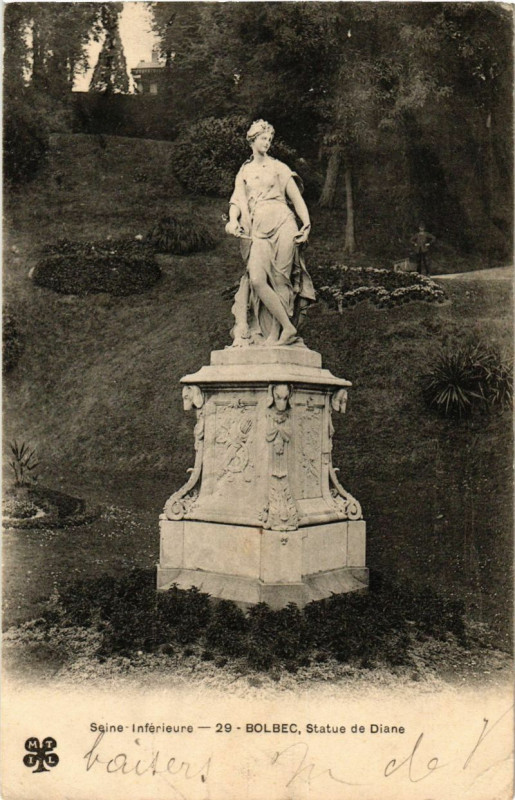 Carte postale ancienne Bolbec - Statue de Diane à Bolbec