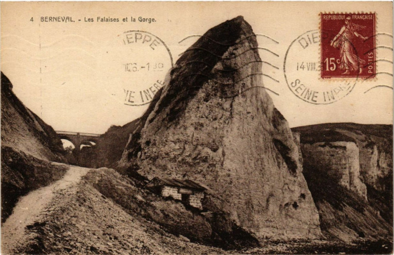 Carte postale ancienne Berneval - Les Falaises et la Gorge