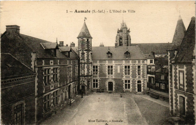Carte postale ancienne Aumale - Hotel de Ville à Aumale