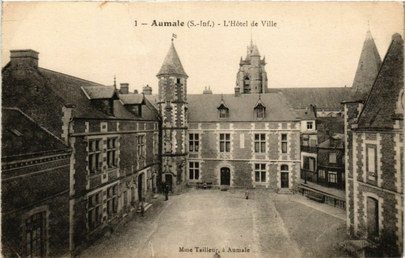 Carte postale ancienne Aumale - Hotel de Ville à Aumale