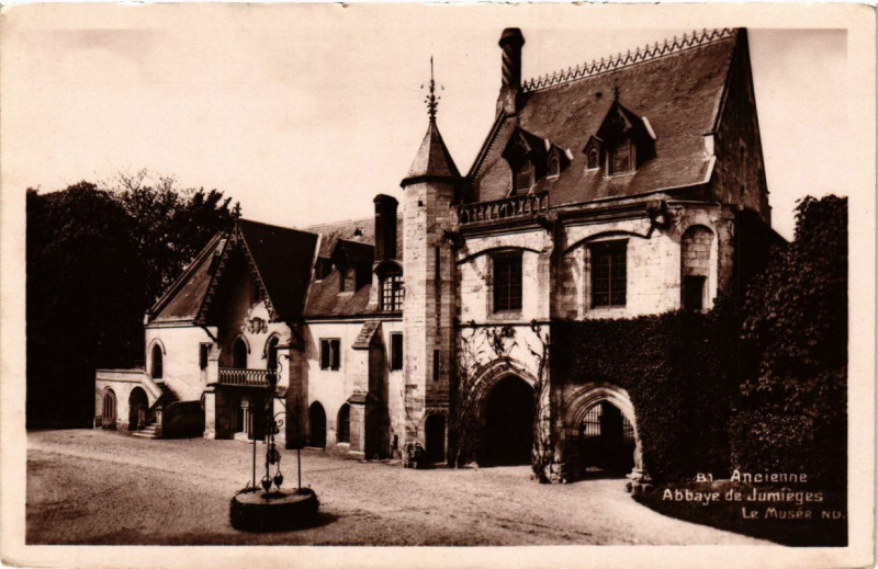 Carte postale ancienne Ancienne Abbaye de Jumieges - Le Musée Nd à Jumièges