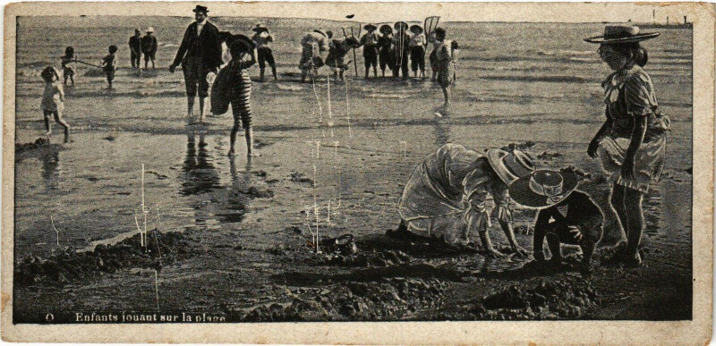 Carte postale ancienne Enfants jouant sur la plage