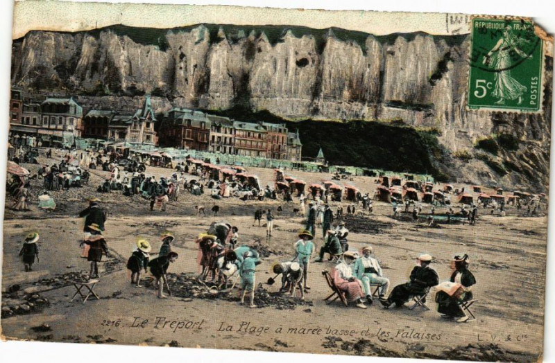 Carte postale ancienne Ed. Aqua 2216 Le Treport La Plage a marre basse et les Falaises