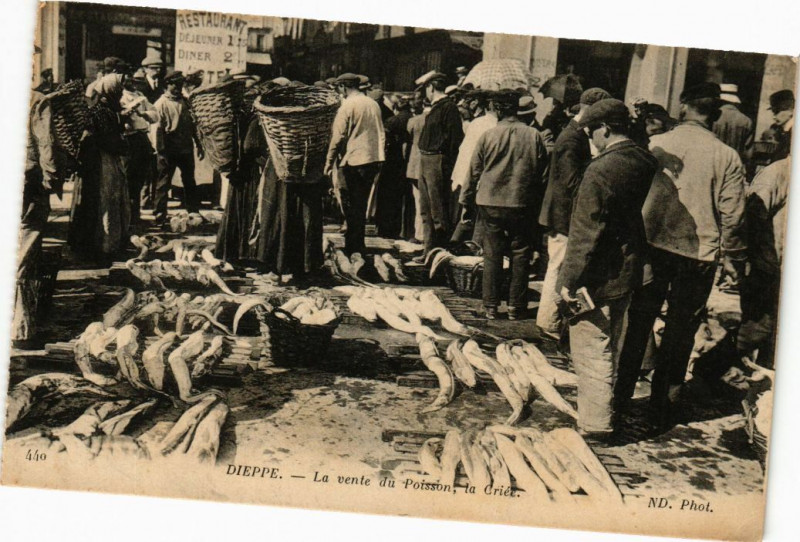 Carte postale ancienne Dieppe - La vente du Poisson la Criée à Dieppe