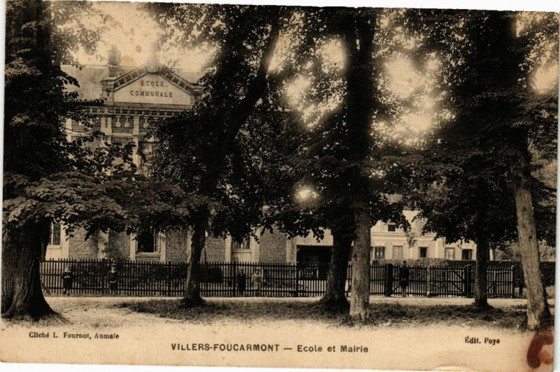 Carte postale ancienne Villers Foucarmont-Ecole et Mairie à Foucarmont