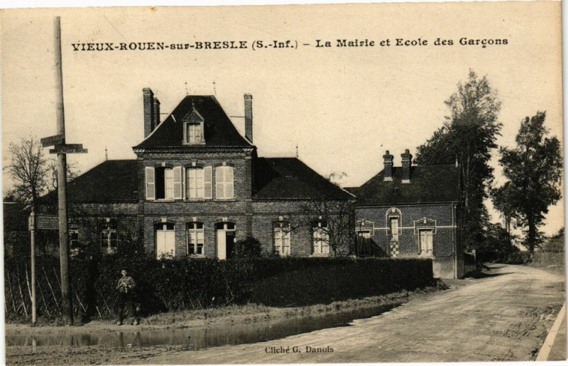 Carte postale ancienne Vieux Rouen sur Bresle-La Mairie et Ecole des Garcons à Rouen