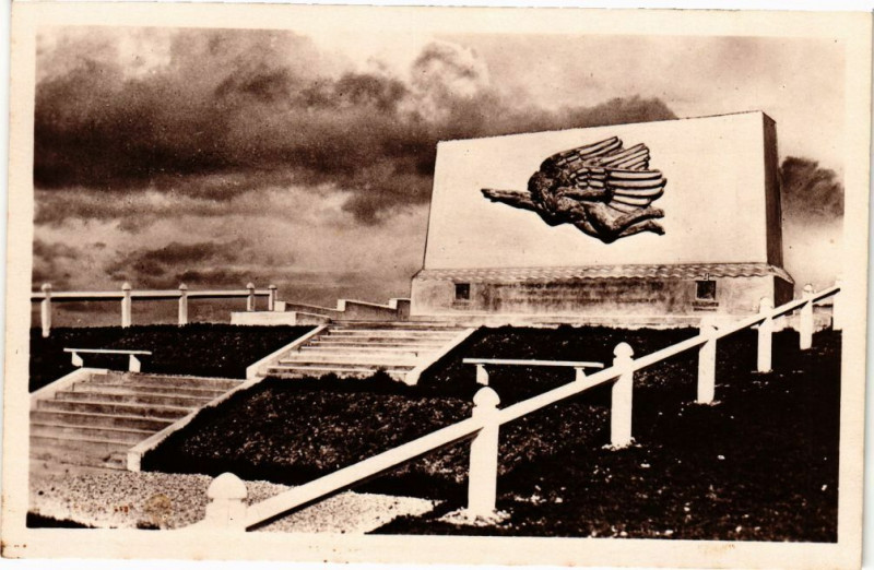 Carte postale ancienne Saint-Valery en Caux-Le Monument Costes et Bellonte à Ry