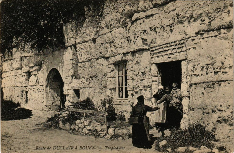 Carte postale ancienne Route de Duclair a Rouen-Troglodytes à Duclair