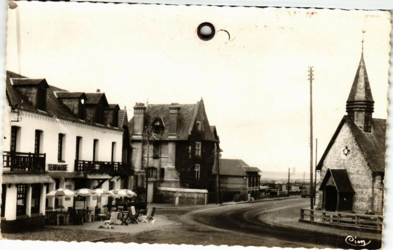 Carte postale ancienne Pourville-L'Eglise et l'Hotel de la Terrasse