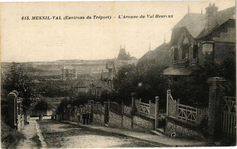 Carte postale ancienne Mesnil-Val-L'Avenue de Val Heureux à Eu