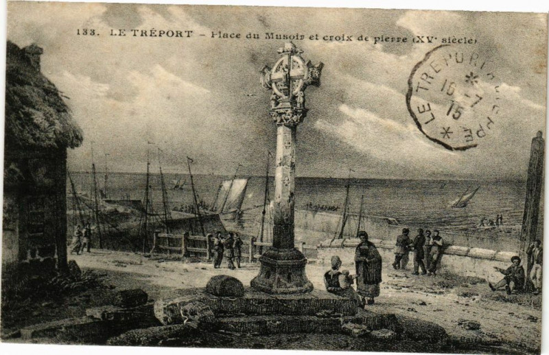 Carte postale ancienne Le Treport-Place du Musoir et croix de pierre au Tréport