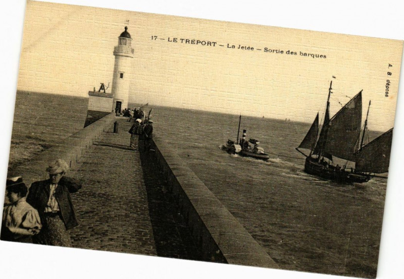 Carte postale ancienne Le Treport-La Jetée-Sortie des bARQUES au Tréport