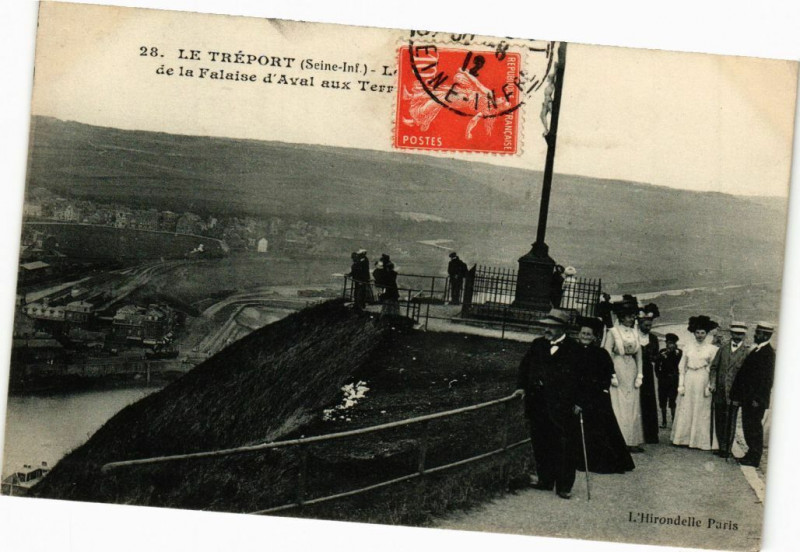 Carte postale ancienne Le Treport-Falaise d'Aval aux Terrasse au Tréport