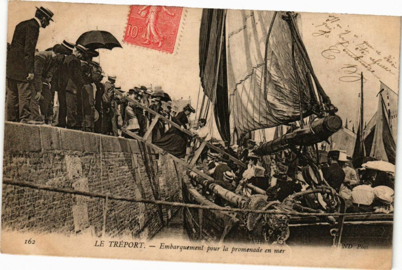 Carte postale ancienne Le Treport-Embarquement pour la promenade en mer au Tréport