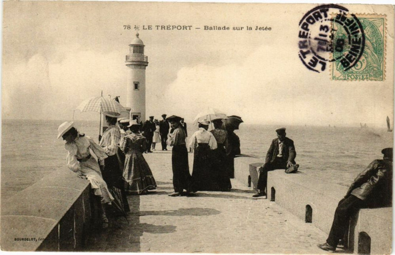 Carte postale ancienne Le Treport-Ballade sur la Jetée au Tréport