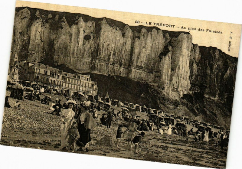 Carte postale ancienne Le Treport-Au pied des Falaises au Tréport