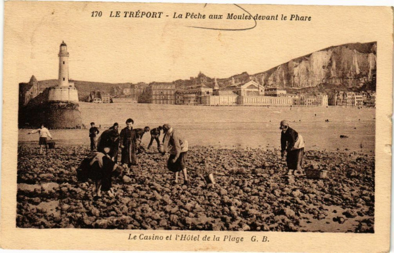 Carte postale ancienne Le Treport-Le Casino et l'Hotel de la Plage au Tréport