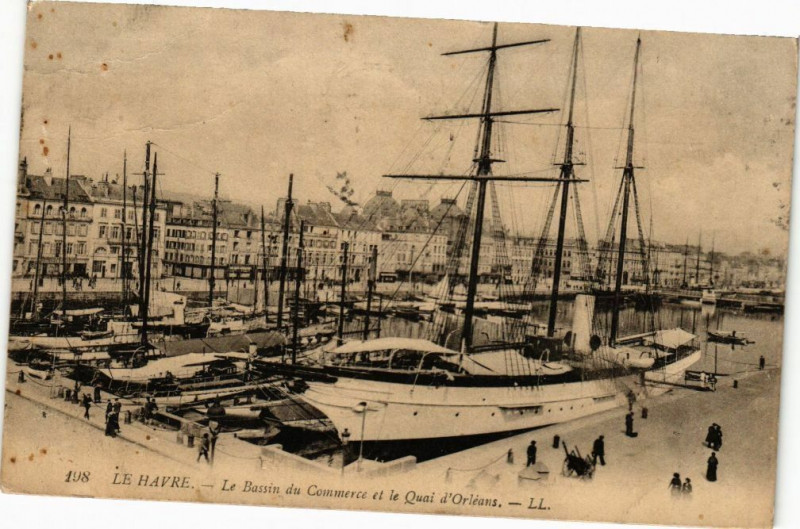 Carte postale ancienne Le Havre-Le Bassin du Commerce et le Quai d'Orleans au Havre