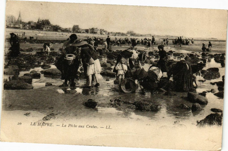Carte postale ancienne Le Havre-La Peche aux Crabes au Havre