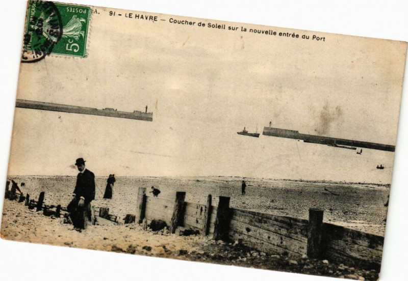 Carte postale ancienne Le Havre-Coucher de Soleil sur la nouvelle entrée du Port au Havre