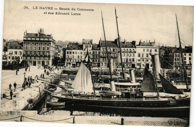 Carte postale ancienne Le Havre-Bassin du Commerce et rue Edouard Larue au Havre