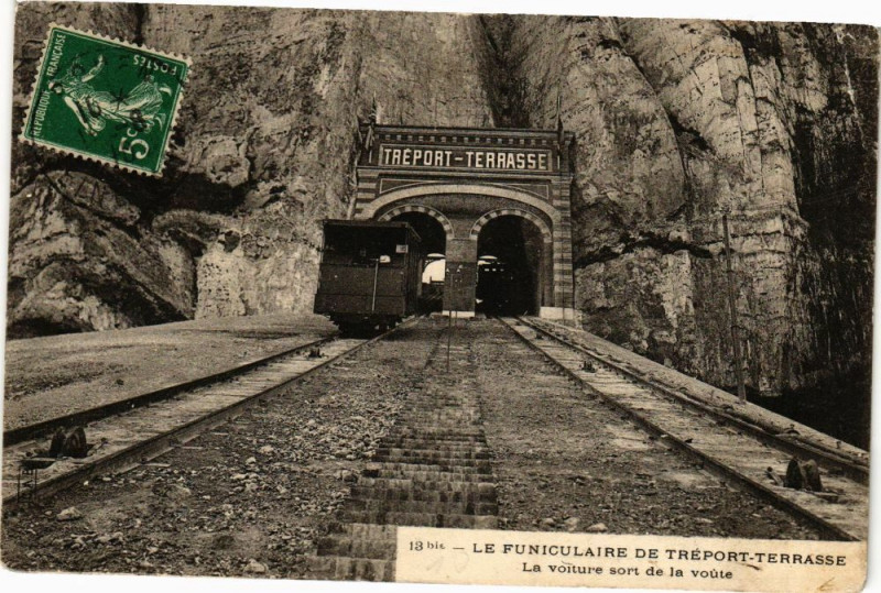 Carte postale ancienne Le Funiculaire de Treport Terrasse-La voiture de la voute
