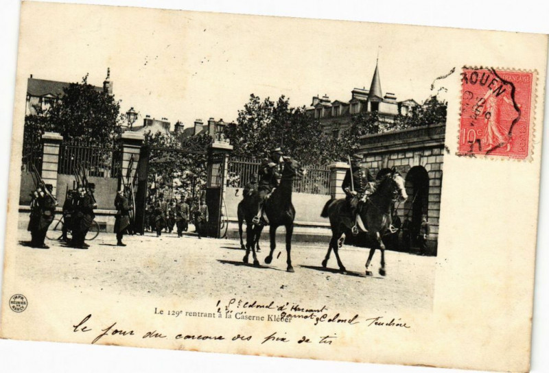 Carte postale ancienne Le 129e rentrant a la Caserne Kleber