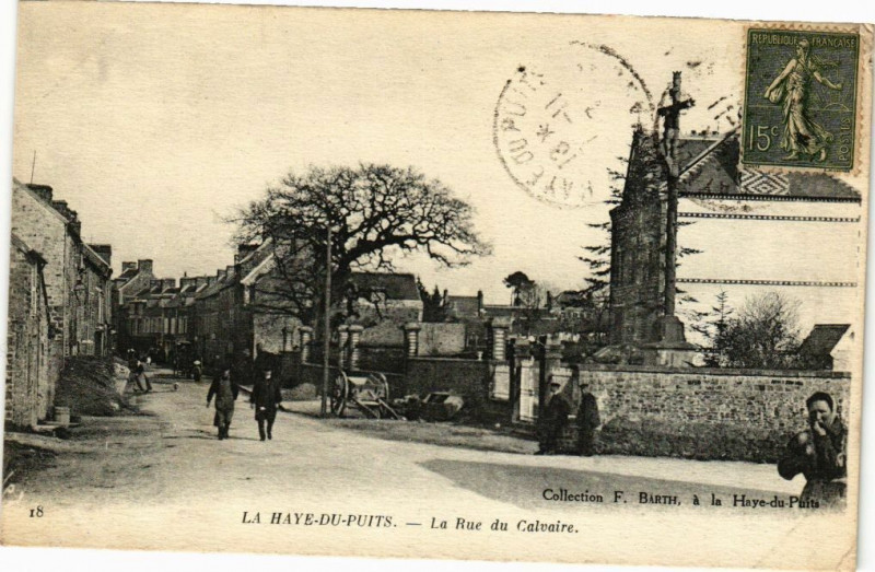 Carte postale ancienne La Haye Du Puits-La Rue de Calvaire à La Haye