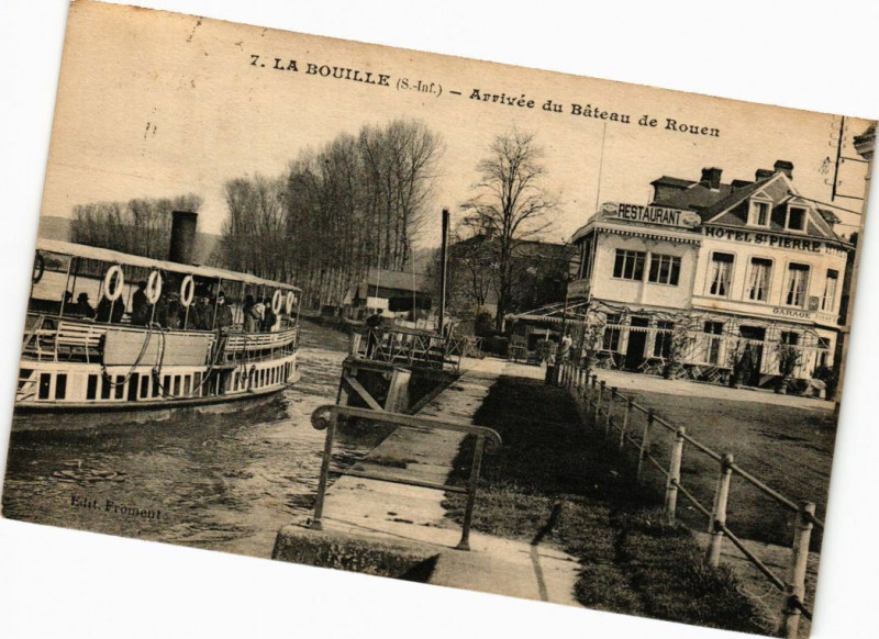 Carte postale ancienne La Bouille-Arrivée du Bateau de Rouen à Rouen